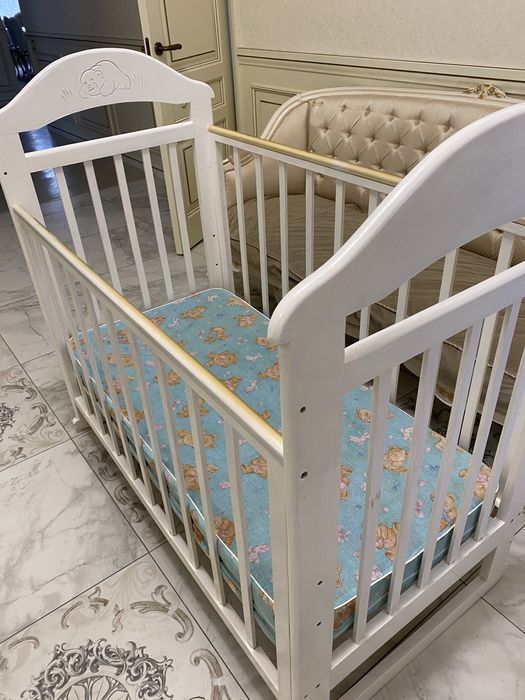 Детская кровать белого цвета