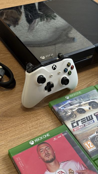 Consola Xbox One 500GB + 2 manete + jocuri bonus!