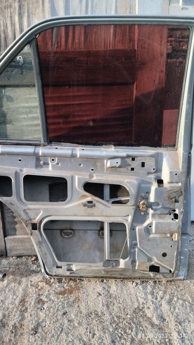 Дверь левая мерс 190 продам.