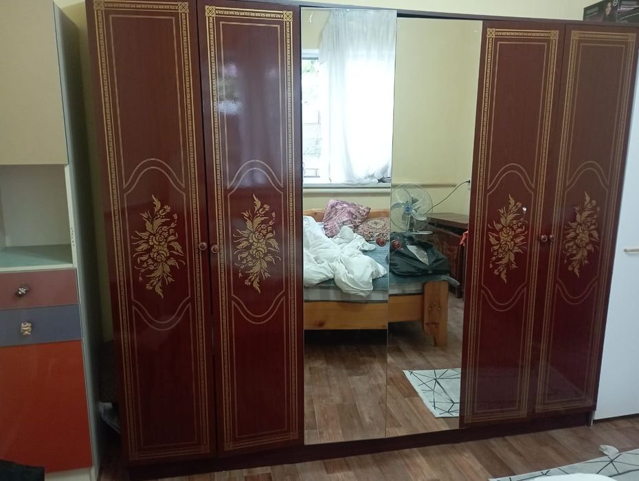 Шкаф коричневый.