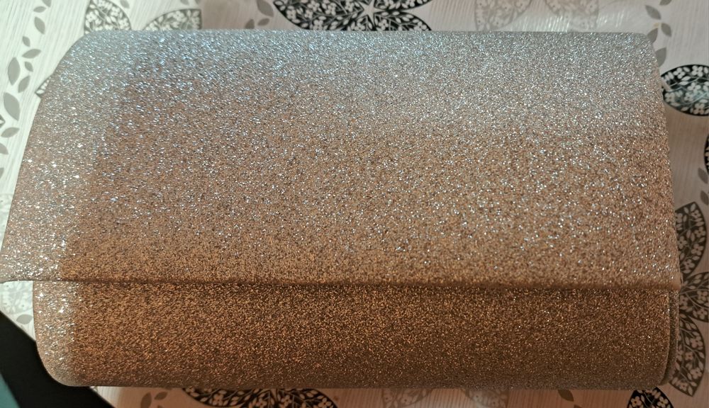 Сребристи обувки и чанта