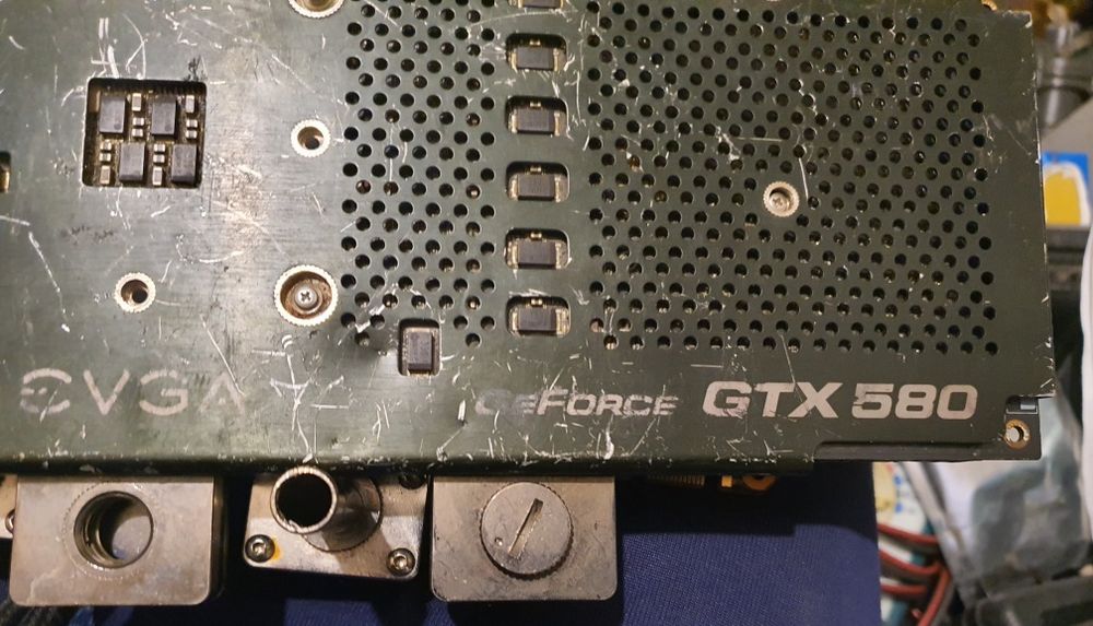 Doua placi video GTX580 cu racire koolance si o GTX570