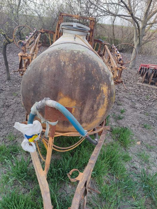 vand 2 semanatori si 1 utilaj de ierbicidat