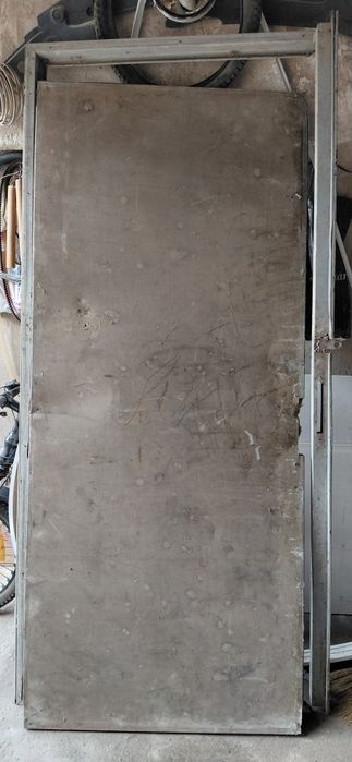 Продам  дверь метаоическую б/у