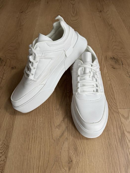 Чисто нови бели обувки