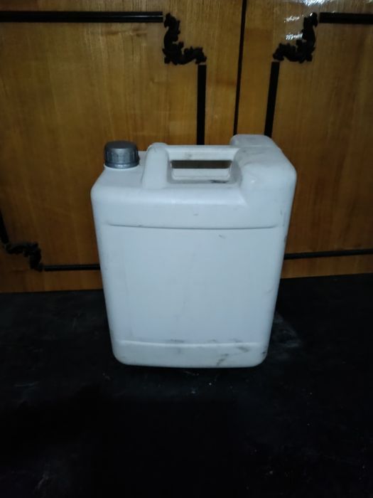 Канистры на 10 литров.