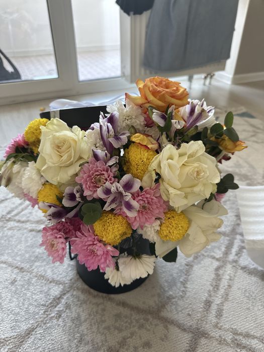 Свежие цветы в стильной коробке