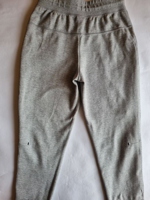 Сиво долнище Nike Tech Fleece, размер 146-156 см.