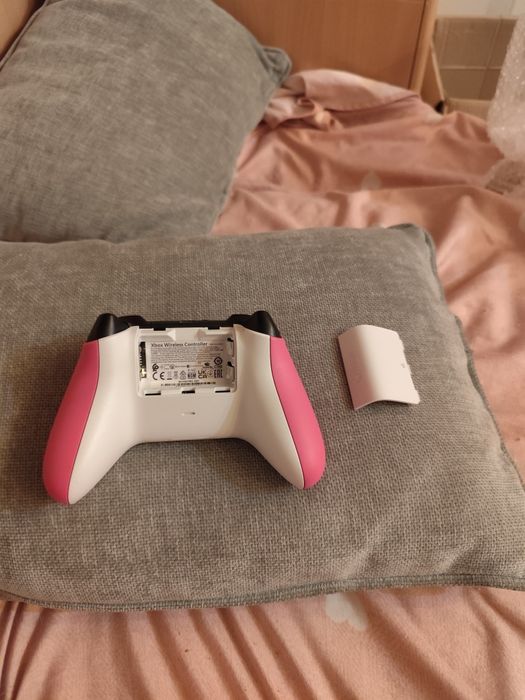 Vând controler roz de Xbox seria x și merge și pe Xbox seria s