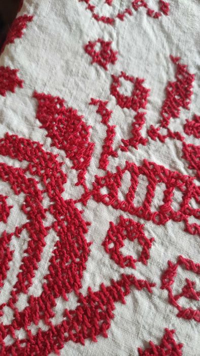 Покривка за маса с ръчна бродерия и с дантелена гарнитура на една кука