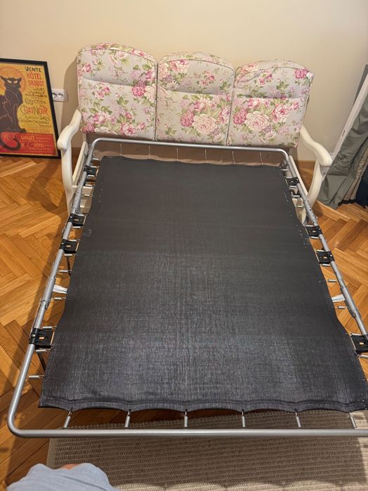 Canapea și fotoliu din lemn masiv.