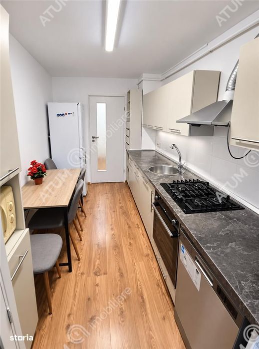 Apartament renovat cu 3 camere 2 bai si pivnita in Sibiu
