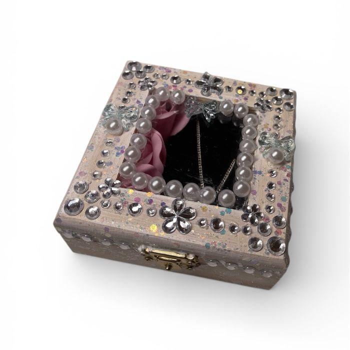 Подарък за нея - гривна с ръчно изработена подаръчна кутия и рози