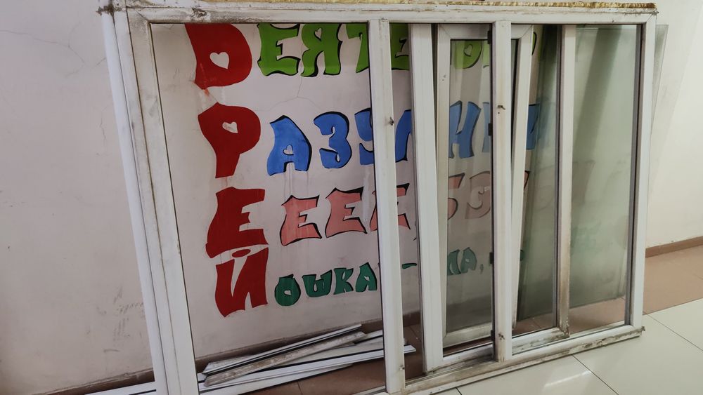 балкон окна с угловой рамой