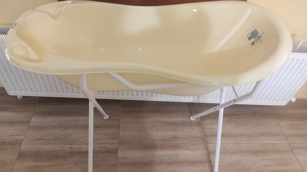 Вана със стойка за бебе