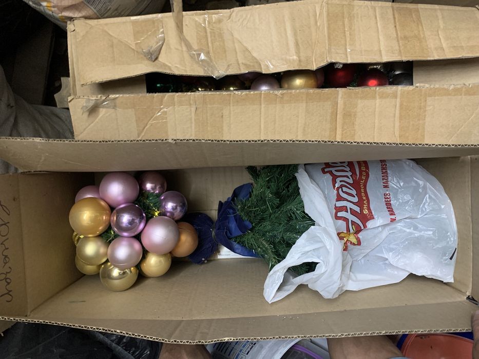 Новогодние игрушки и елка