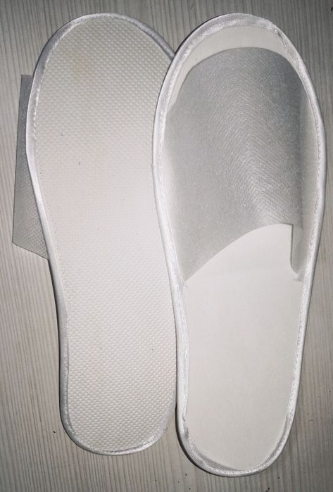 Тапочки с косметикой в наборе.