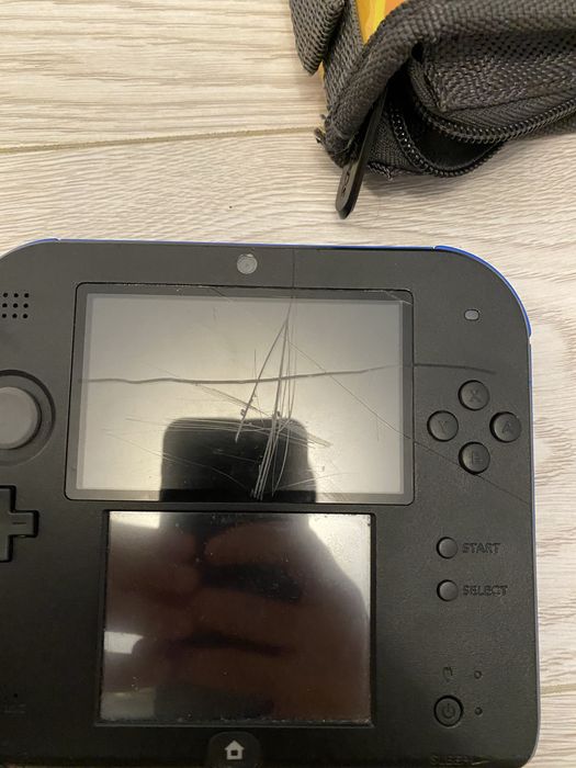 Nintendo 2DS insotit de accesorii