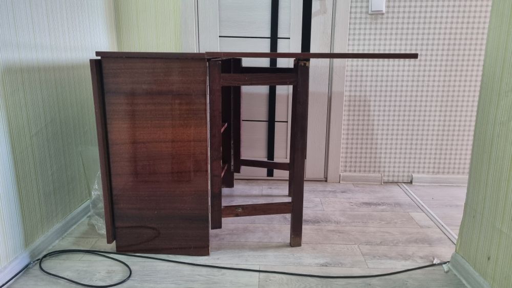 Продаётся стол- тумба-книжка