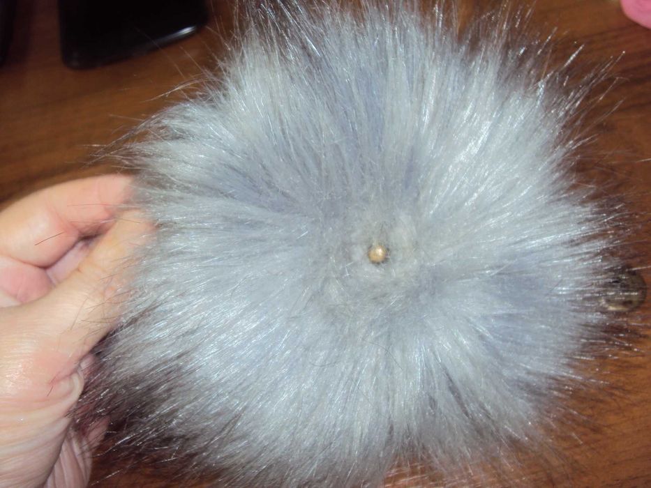 Помпон на шапку.