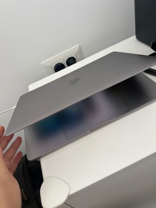 MacBook Pro 2019, 13-inch, Two Thunderbolt 3 ports, 1,4 GHz Intel Core I5 patru nuclee, 8 GB RAM 2133 MHz LPDDR3, Intel Iris Plus Graphics 645 1536 MB