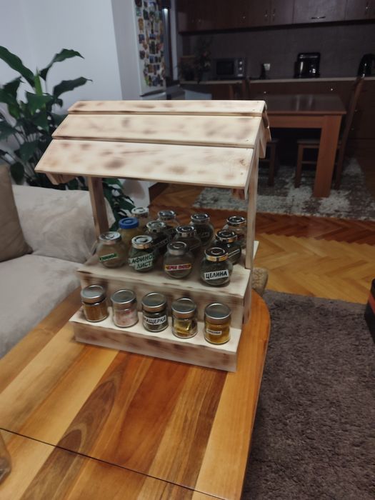 Сергия за поставяне на продукти или бурканчета за подправки