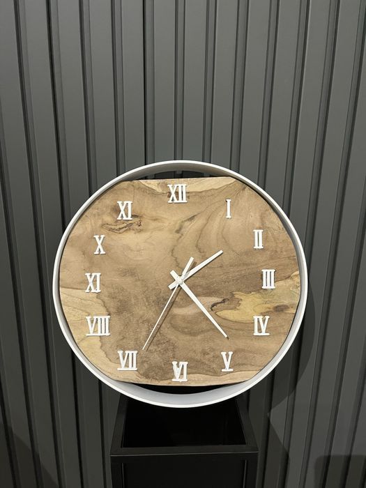 Ръчно изработен часовник от дърво и метална рамка със скандинавски мъх