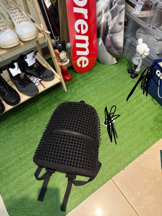 Продам рюкзак louboutin/лабутен