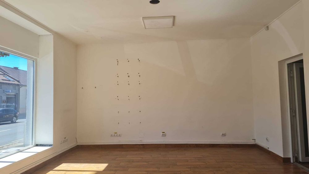 Spatiu comercial 110mp vitrine stradale de inchiriat