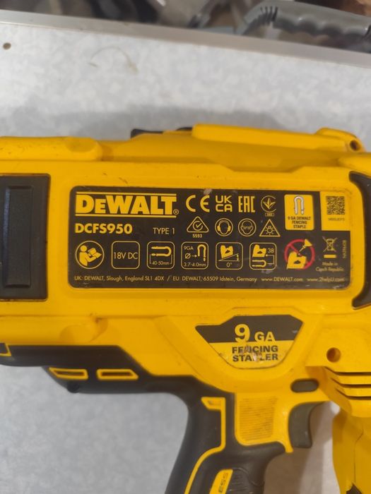 Акумулаторен безчетков такер за скоби Девалт Dewalt DCFS950