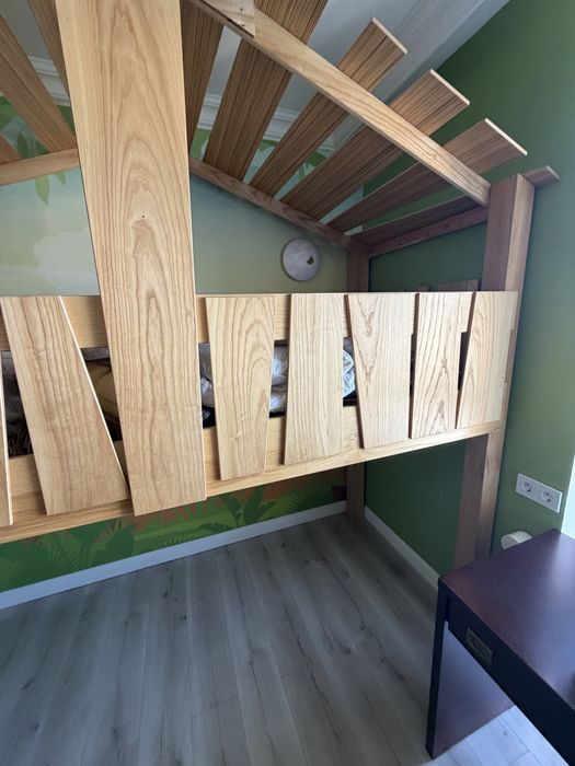 Продается кровать дизайнерская из дерева