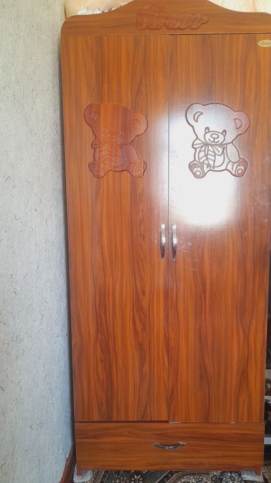 Bolalar shkafi va lolkasi