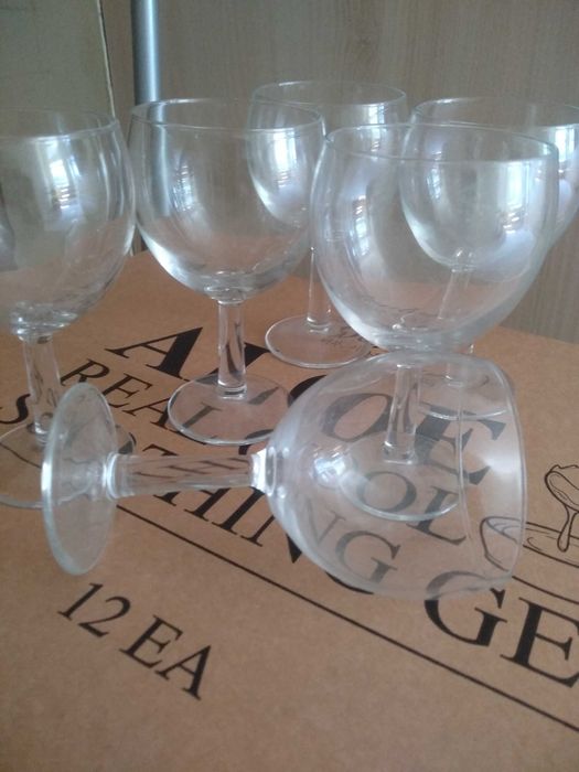 Стъклени чаши за уиски вино и шампанско