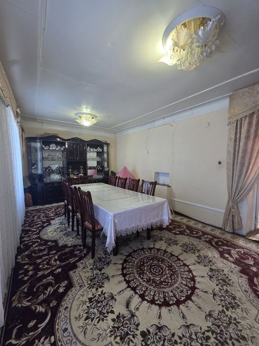 Кибрай тумани Бурота махалласида 8 сотих 7 хонали уй сотилади.