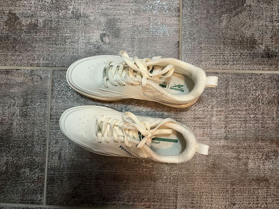 Кецове Reebok Club C Extra Platform (конкретният цветова комбинация е Chalk / Glen Green / Gum).