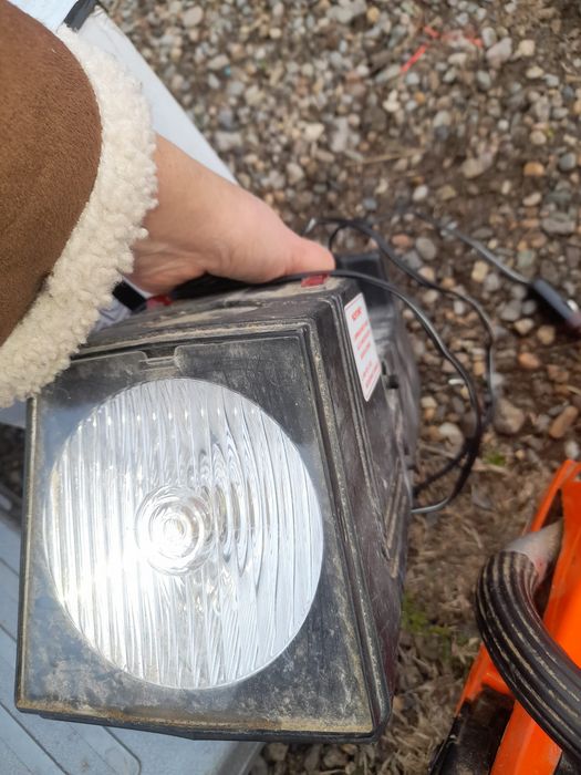 Miniconpresor cu lanterna portabil