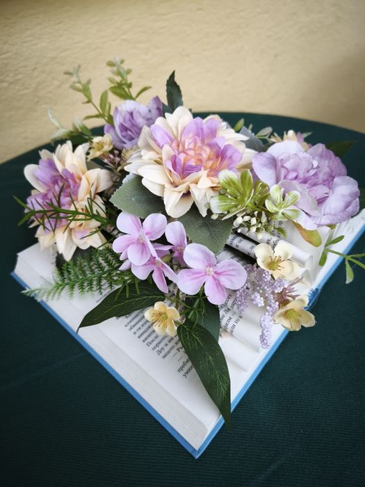 Аранжировка на цветя в кутия тип разтворена книга