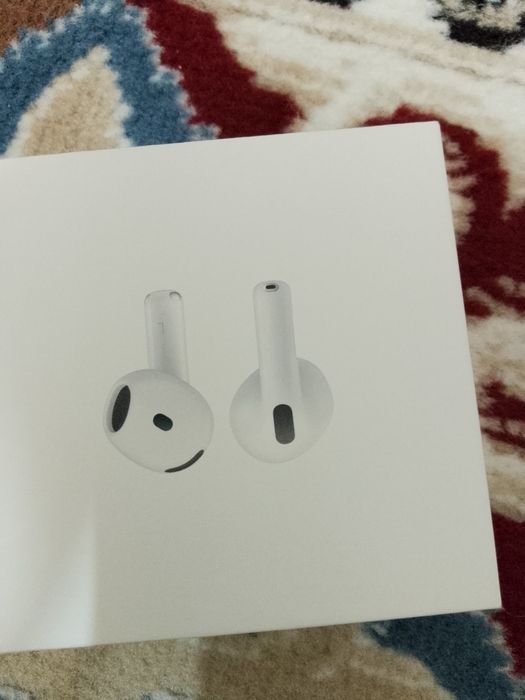 AirPods 4 новый.