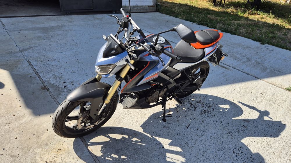 Motocicleta qj motor srk 125s