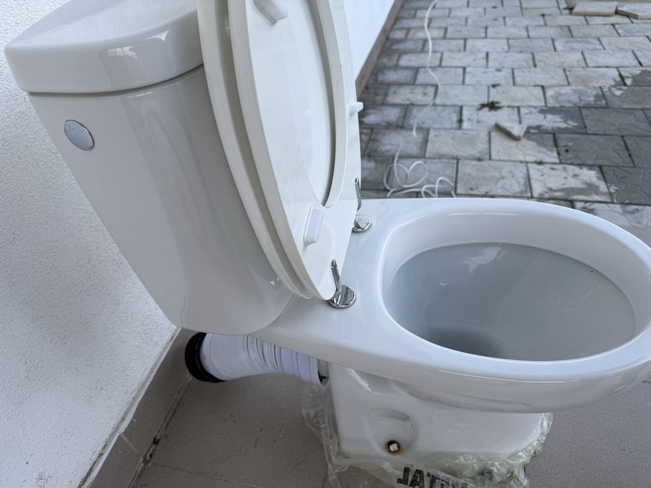 Vand vas toaleta cu rezervor , mobilier baie cu chiuveta si baterie