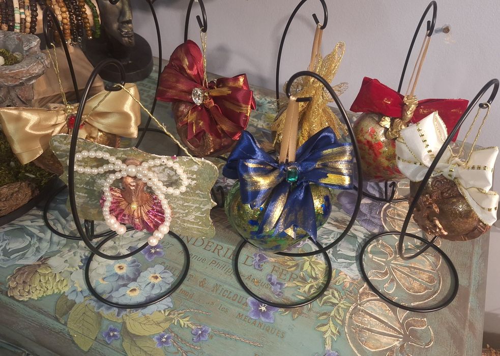 Коледни декорации и подаръци