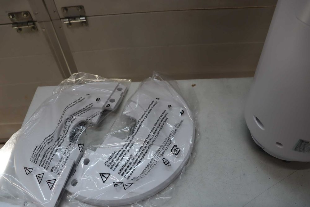 Колонен вентилатор Levoit, тих 20dB, DC мотор 7.9m/s, 26W, осцилиращ на 90° с 12 скорости, 12-часов таймер, 4 режима, LED дисплей, дистанционно