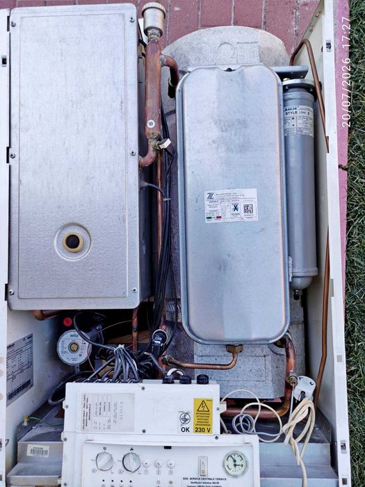 Centrală termică Buderus Logamax U012 - 28 T60 murală cu boiler 60 l inclus, scoasă din uz, potrivită pentru piese de schimb