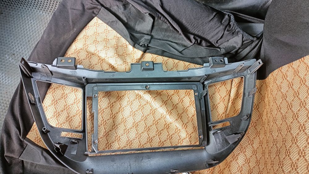 Продам рамку магнитолы Хендай Туксон.