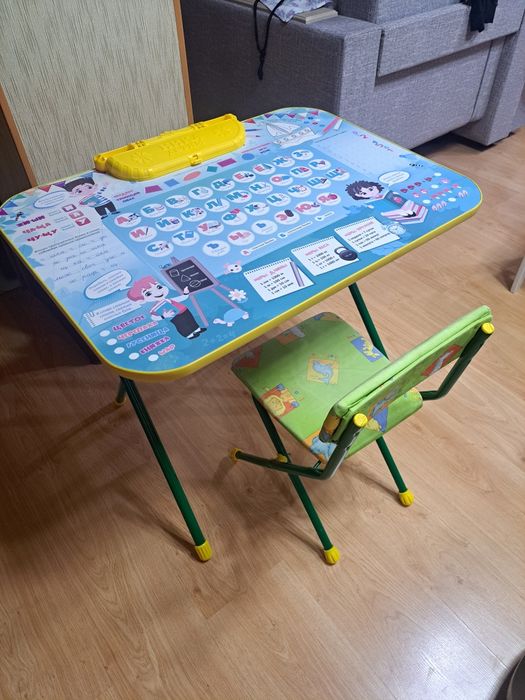 Срочно продам  детский стол для уроков. .