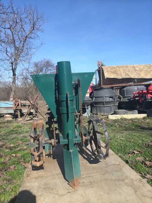 Vand masina de pus cartofii pentru motocultor