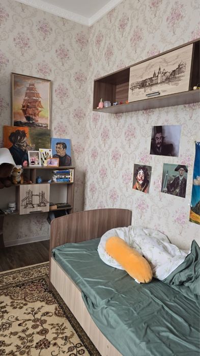 Шифоньер, диван, книжная полка, стол. Барлығы бірге 130.000 тенге