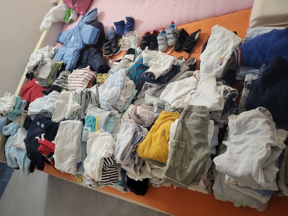 2 saci haine bebeluș 0-12 luni, iarnă + vară – 200 lei