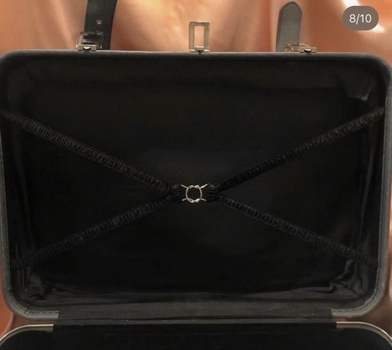 Geamantan vintage cu o culoare deosebită, prezintă roți