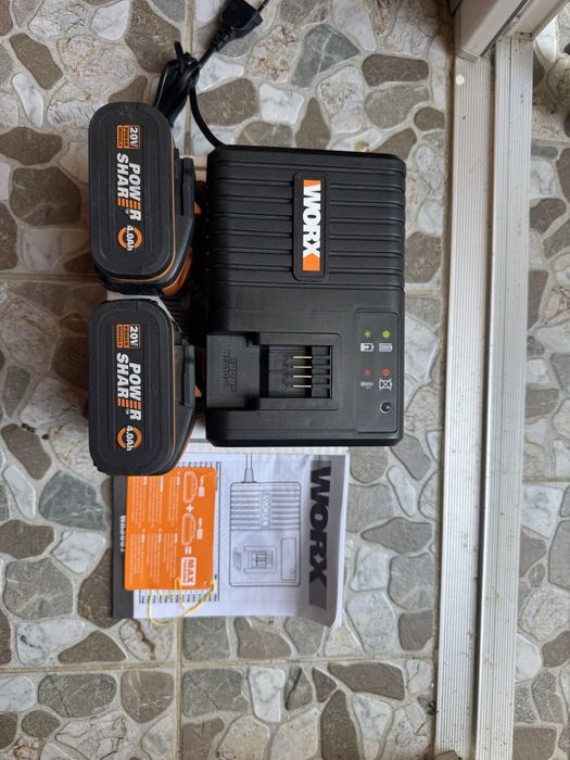 Vand / schimb 2 acumulatori WORX WA3553 de 20v - 4Ah + incarcator WORX WA3867